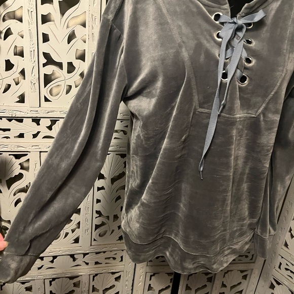 SPRING & MERCER MARVELOUS VELVETY SOFT & WARM SILVER GRAY LONG SLEEVE TOP - Picture 6 of 7